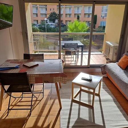 Hélios 24, T2 Climatisé, Parking, Terrasse, 500m * Agde