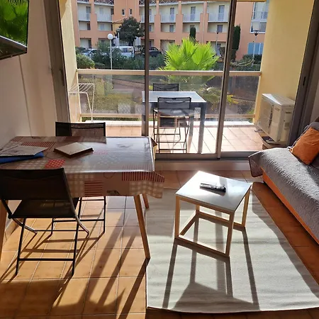 Hélios 24, T2 Climatisé, Parking, Terrasse, 500m Agde